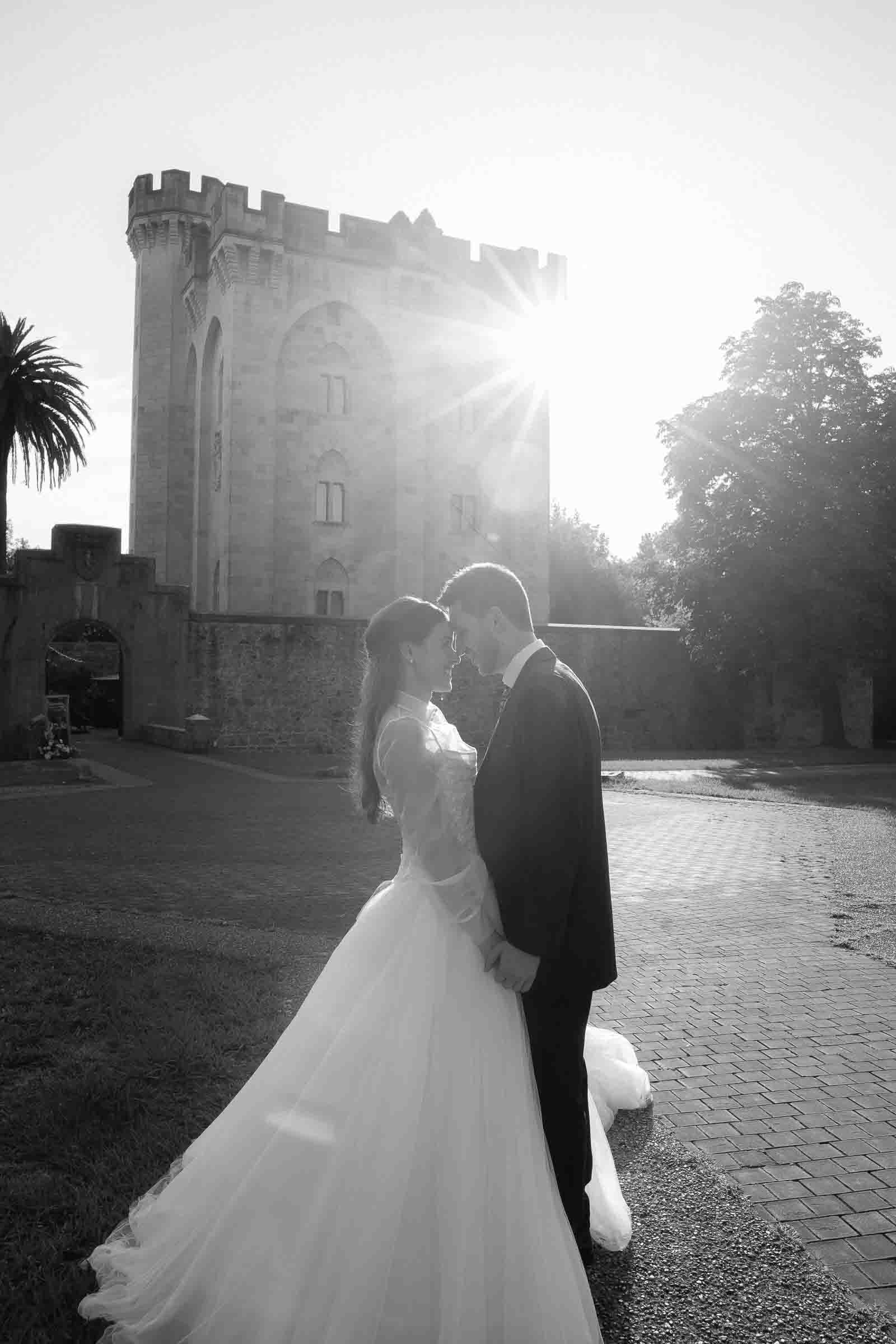Pareja de novios en el Castillo de Arteaga